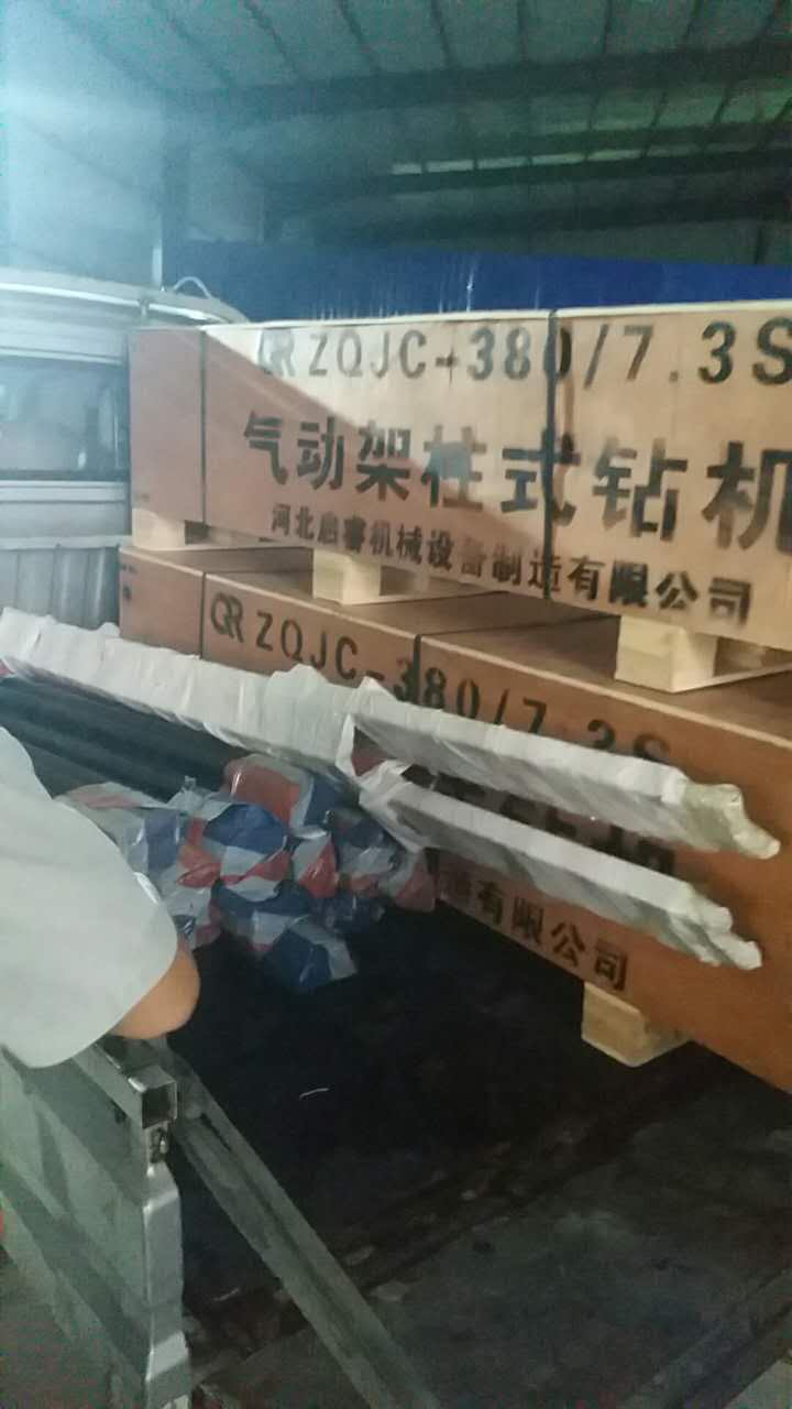 氣動探水鉆機(jī)經(jīng)風(fēng)冒雨，及時送往山西襄垣