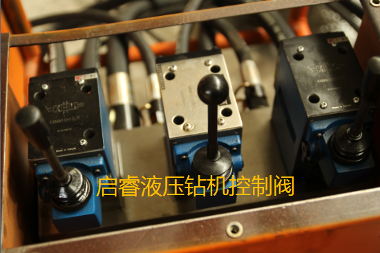 架柱式液壓回轉(zhuǎn)鉆機(jī)：聽(tīng)著復(fù)雜，用著簡(jiǎn)單